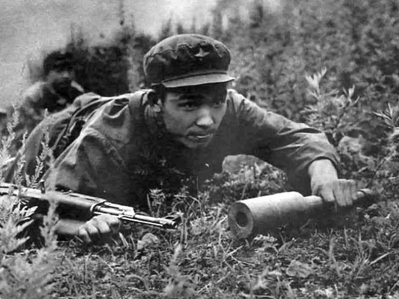 Nhưng đáp lại, pháo tự động đã được khai hỏa, Thượng tá Strelnikov và một số đồng đội của anh hy sinh. Lính Trung Quốc lao vào tấn công bộ đội biên phòng Liên Xô, phía biên phòng Liên Xô bắn trả đến viên đạn cuối cùng; nhưng do quá chênh lệnh về quân số, đối phương đã giết chết tất cả mọi người.