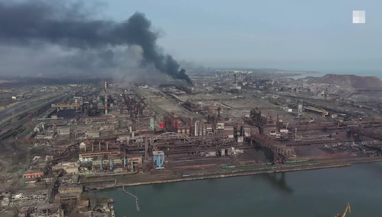 Mariupol, một thành phố cảng trên Biển Azov (Biển Azov là một phần của Biển Đen), từ lâu đã có tầm quan trọng chiến lược. Đây cũng là nơi đặt trụ sở của các nhà máy luyện kim lớn và là trung tâm xuất khẩu chính cho thép, than và ngô của Ukraine tới Trung Đông và các khu vực khác.