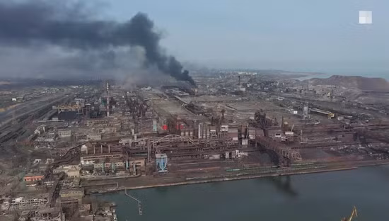 Mariupol, một thành phố cảng trên Biển Azov (Biển Azov là một phần của Biển Đen), từ lâu đã có tầm quan trọng chiến lược. Đây cũng là nơi đặt trụ sở của các nhà máy luyện kim lớn và là trung tâm xuất khẩu chính cho thép, than và ngô của Ukraine tới Trung Đông và các khu vực khác.