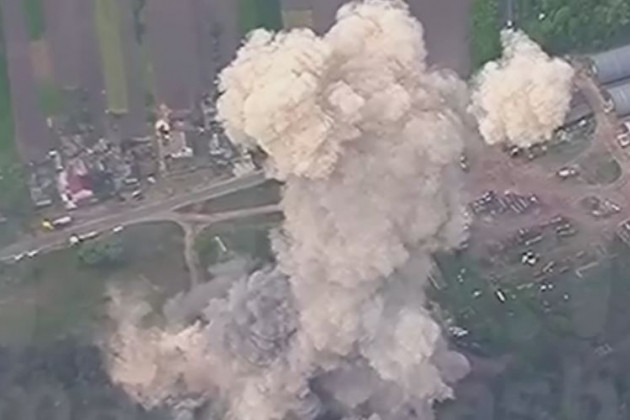 Cuộc tấn công chính xác và mạnh mẽ này bằng tên lửa Iskander, không chỉ vô hiệu hóa mục tiêu quan trọng, mà còn gây ra vụ nổ đạn tên lửa cất giữ trong một nhà kho gần đó, dẫn đến một đám khói khổng lồ bốc lên trời.