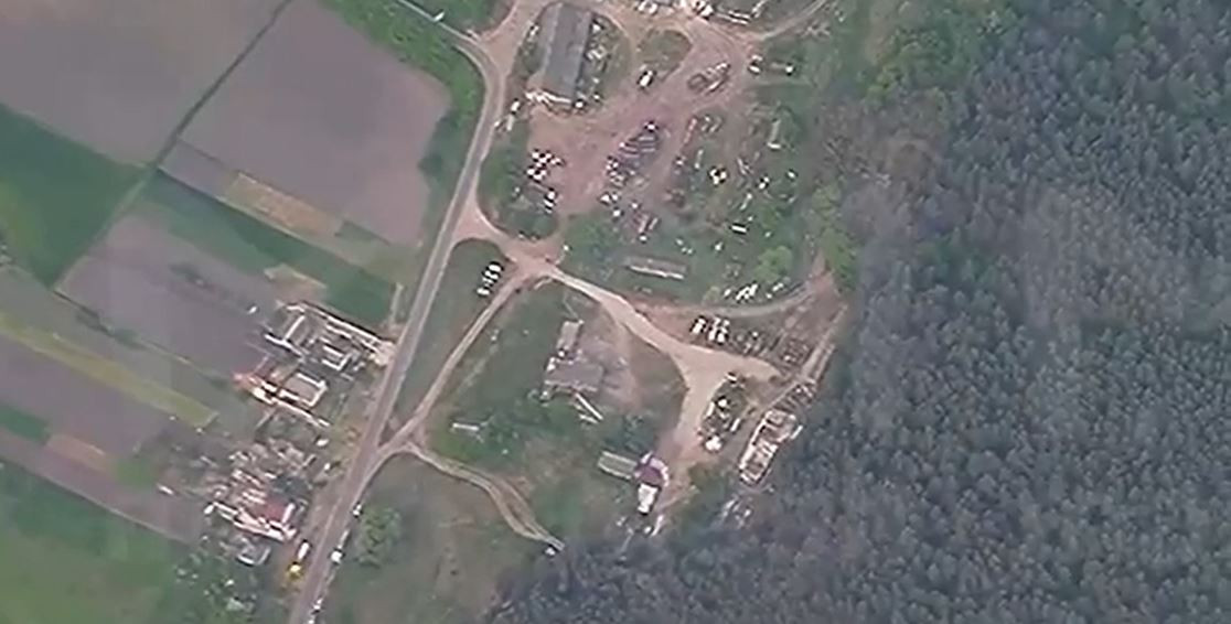 Theo trang Topwar của Nga, khu công nghiệp ở khu vực này có thể là sở chỉ huy tiền phương của Quân đội Ukraine, đang chỉ huy các đơn vị của Ukraine, chiến đấu chống trả cuộc tấn công của quân Nga ở khu vực Kharkov. 