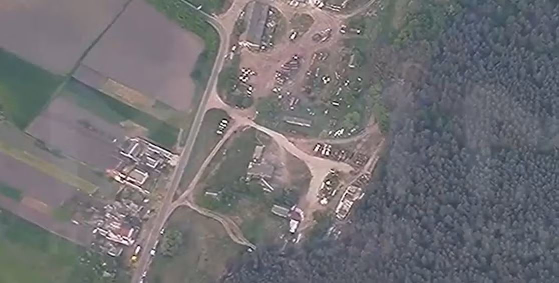 Theo trang Topwar của Nga, khu công nghiệp ở khu vực này có thể là sở chỉ huy tiền phương của Quân đội Ukraine, đang chỉ huy các đơn vị của Ukraine, chiến đấu chống trả cuộc tấn công của quân Nga ở khu vực Kharkov. 