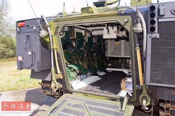 CV90 được vận hành bởi kíp lái 3 người, gồm lái xe, chỉ huy và pháo thủ. Phần phía sau của thân xe có thể chở theo tối đa 8 lính bộ binh với trang bị vũ khí đầy đủ (Nguồn ảnh NetEase Military).