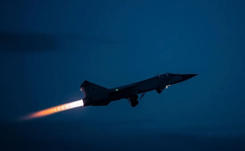 MiG-31, máy bay chiến đấu lớn nhất và nhanh nhất thế giới, không chỉ có đóng góp to lớn trong việc bảo vệ không phận Liên Xô trong Chiến tranh Lạnh, mà còn đóng vai trò quan trọng trong Lực lượng Hàng không Vũ trụ Nga ngày nay. Kích thước khổng lồ và hiệu suất ấn tượng, kết hợp với những cải tiến hiện đại, cho phép nó tiếp tục đóng vai trò quan trọng trên chiến trường trong kỷ nguyên mới. (Nguồn ảnh: Topwar, Wikipedia, TASS).