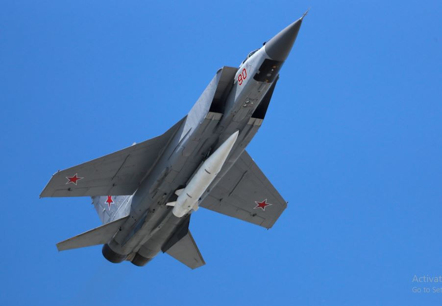 Ưu điểm độc đáo của MiG-31 không chỉ nằm ở kích thước và tốc độ mà còn ở tính linh hoạt và khả năng thích ứng. Là máy bay đánh chặn tầm cao, tốc độ cao, MiG-31 có thể bao phủ không phận rộng trong thời gian ngắn và có khả năng tấn công mạnh mẽ.