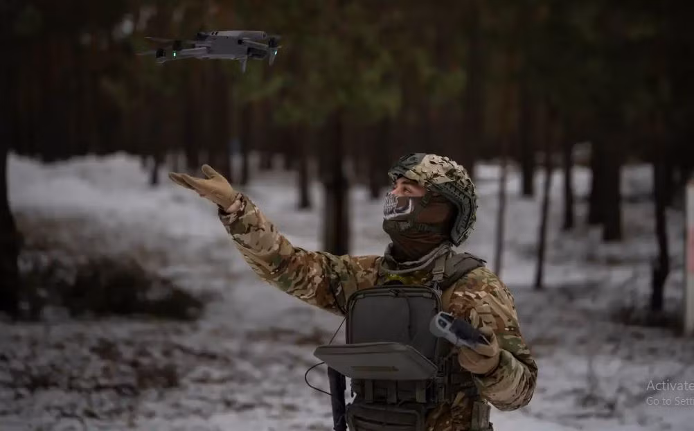 Giờ đây, "Starlink" của Quân đội Ukraine đã bị đóng cửa, không những không thể sử dụng "Starlink" để điều khiển và chỉ huy máy bay không người lái, mà ngay cả những mệnh lệnh liên lạc bí mật cơ bản, cũng không thể thực hiện được.