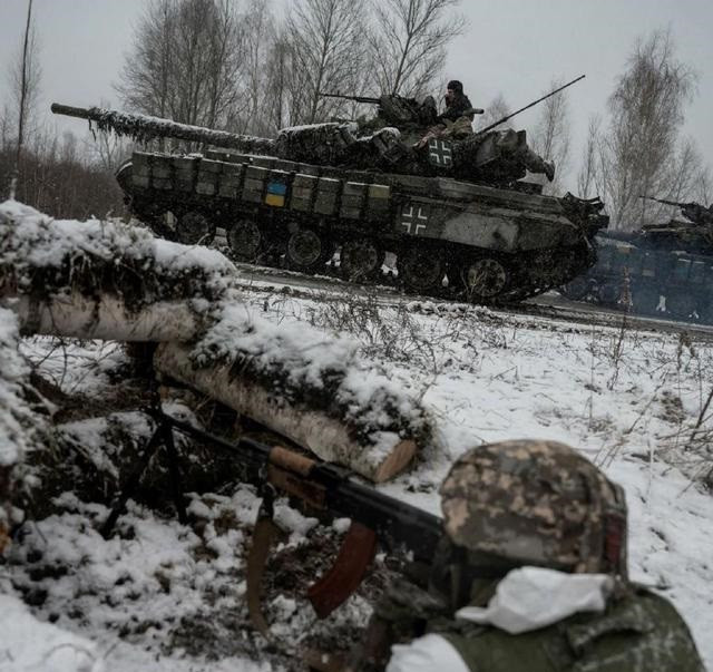 Quân đội Ukraine đã nghe theo ý kiến tham mưu của các cố vấn quân sự NATO và rút trước phần lớn lực lượng chủ lực khỏi thành phố Bakhmut, mà không được sự cho phép của Văn phòng Tổng thống. Họ chỉ để lại lực lượng phòng thủ khoảng 10.000 người để thực hiện mệnh lệnh của Tổng thống Zelensky "Quyết giữ Bakhmut đến cùng". 