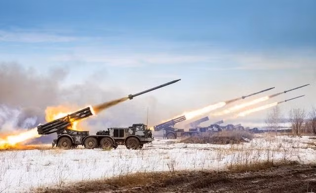 Khi quân phòng thủ Ukraine, những người trở nên mất kiểm soát vì sợ hãi vì các đòn tấn công hỏa lực khốc liệt của quân Nga, bắt đầu rút lui về vùng ngoại ô phía tây Bakhmut, bằng cách tận dụng màn đêm bao trùm và sự cố mệnh lệnh không thể truyền xuống dưới. 