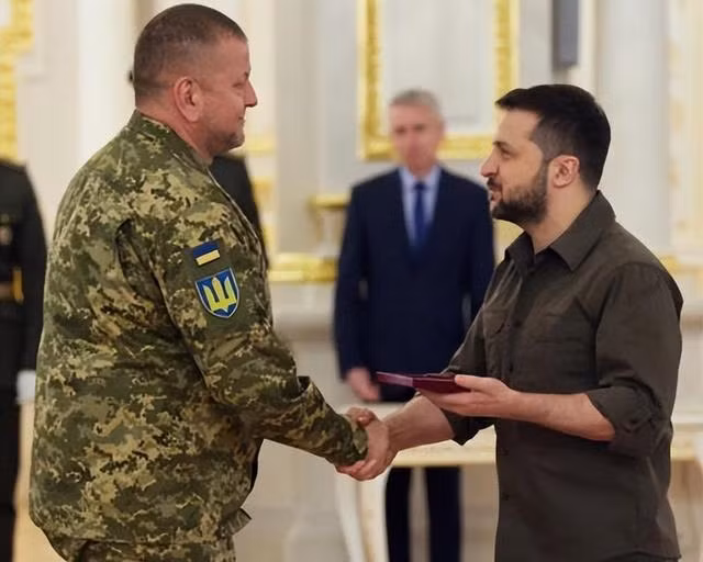 Hiện nay, sự bất đồng giữa Quân đội Ukraine và Văn phòng Tổng thống về vấn đề “giữ hay buông” Bakhmut là điều ai cũng biết; điều này đã ảnh hưởng và làm lung lay tinh thần của Quân đội Ukraine rất nhiều. Bầu không khí bi quan của những suy nghĩ "chạy trốn" trong đầu mọi người đang lan rộng; và chắc chắn rằng không ai sẵn sàng sống chết với Bakhmut. 