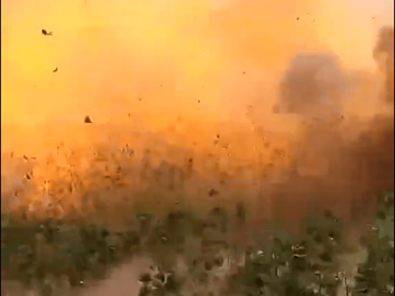 Một video được truyền thông Nga đăng tải cho thấy, khi một đơn vị pháo binh Ukraine đang sử dụng pháo tự hành 203mm 2S7 Pion (Hoa mẫu đơn), thì đã xảy ra một vụ nổ bất ngờ; vụ nổ dữ dội đến mức toàn bộ khẩu pháo tự hành bị nổ tung. Có lẽ toàn bộ kíp pháo thủ đang thao tác pháo 2S7 Pion cũng chung số phận với khẩu pháo.