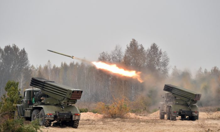 Thông tin về việc dân quân DPR sử dụng nhiều hệ thống pháo phản lực phóng loạt ở Donbass, cũng được phóng viên chiến trường Nga Yuri Kotenok xác nhận. Nhưng ngược lại, phía Ukraine cũng tiến hành trả đũa các hành động tiến công của phía DPR bằng pháo hạng nặng và pháo phản lực phóng loạt Grad.