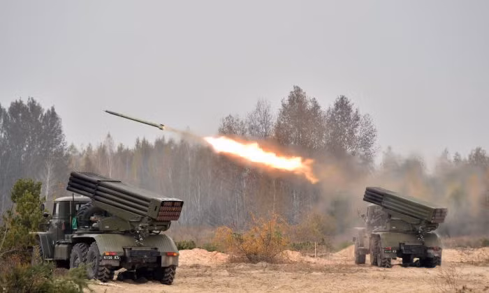 Thông tin về việc dân quân DPR sử dụng nhiều hệ thống pháo phản lực phóng loạt ở Donbass, cũng được phóng viên chiến trường Nga Yuri Kotenok xác nhận. Nhưng ngược lại, phía Ukraine cũng tiến hành trả đũa các hành động tiến công của phía DPR bằng pháo hạng nặng và pháo phản lực phóng loạt Grad.