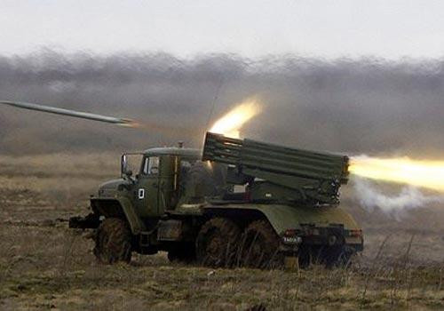 Phóng viên chiến trường Nga tường thuật: “Kiev đã tăng cường quy mô của các cuộc tấn công bằng pháo binh hạng nặng và pháo phản lực phóng loạt; nhằm giúp củng cố các tuyến phòng thủ phía trước và phía sau gần khu vực Donetsk và ở hướng nam.