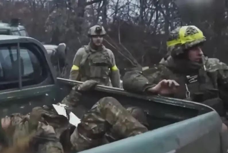 Theo kênh Rybar của Nga cho biết, hiện quân Ukraine ở Velyka Novosyolka chỉ có một con đường rút lui, đó là qua làng Zelenoe Pole. Các đơn vị của Cụm Vostok hoạt động ở khu vực Rovnopol và Novodarovka, hiện vẫn chưa thể phong tỏa con đường này, khi vẫn còn cách đó 2-3 km. 