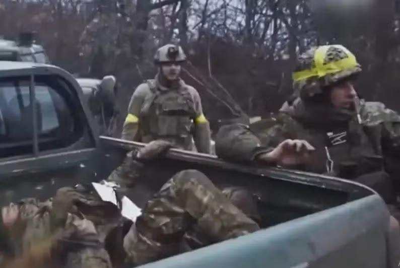 Theo kênh Rybar của Nga cho biết, hiện quân Ukraine ở Velyka Novosyolka chỉ có một con đường rút lui, đó là qua làng Zelenoe Pole. Các đơn vị của Cụm Vostok hoạt động ở khu vực Rovnopol và Novodarovka, hiện vẫn chưa thể phong tỏa con đường này, khi vẫn còn cách đó 2-3 km. 