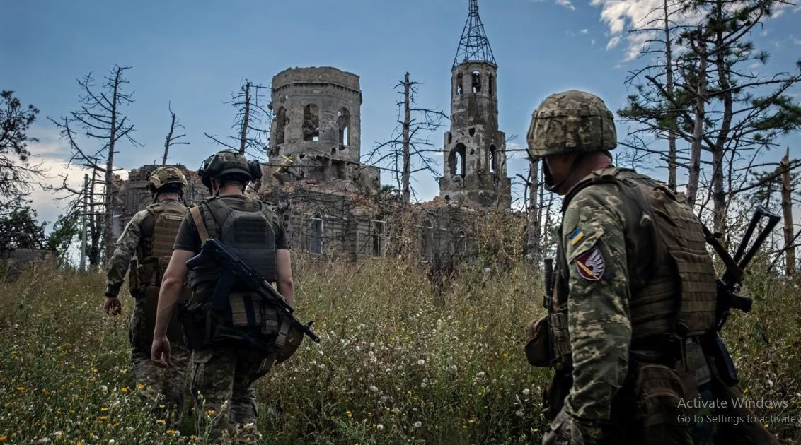 Nơi duy nhất mà người Ukraina kháng cự và không rút lui là “cái túi” ở thung lũng sông Sukhi Yaly. Ở đó, Lữ đoàn dù số 79 Mikolaiv, mặc dù thiệt hại nặng, nhưng vẫn chưa rút lui. Theo dự báo, cả Kurakhove và Velyka Novosyolka sẽ thất thủ trước kỳ đón năm mới 2025. (Nguồn ảnh: Topwar, Liveuamap, Rvvoenkory, Ukrinform).