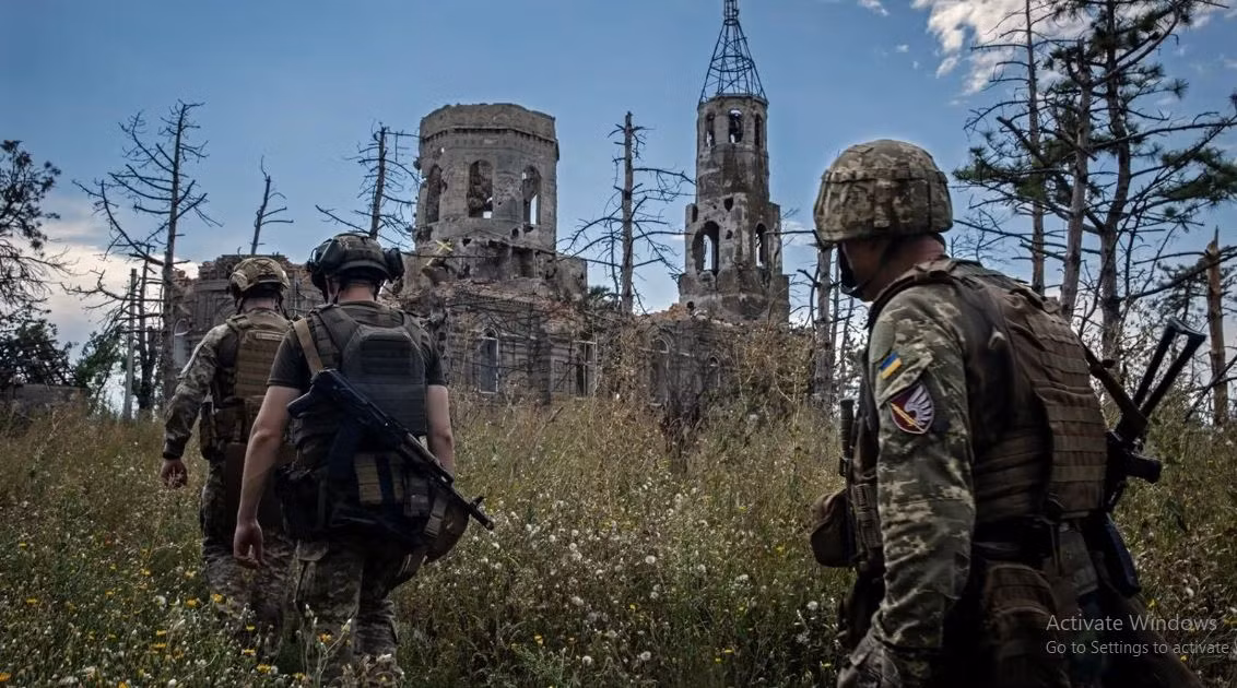 Nơi duy nhất mà người Ukraina kháng cự và không rút lui là “cái túi” ở thung lũng sông Sukhi Yaly. Ở đó, Lữ đoàn dù số 79 Mikolaiv, mặc dù thiệt hại nặng, nhưng vẫn chưa rút lui. Theo dự báo, cả Kurakhove và Velyka Novosyolka sẽ thất thủ trước kỳ đón năm mới 2025. (Nguồn ảnh: Topwar, Liveuamap, Rvvoenkory, Ukrinform).