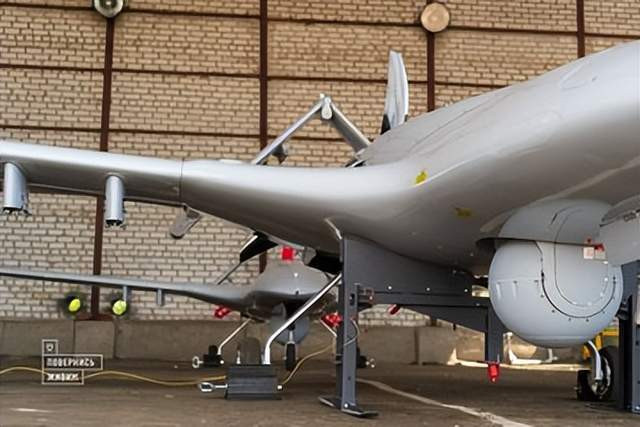 Trong khi đó, tổ chức phi chính phủ (NGO) Come Back Alive đã bắt đầu quyên góp tiền mua máy bay không người lái Bayraktar TB2 cho Ukraine, với tổng chi phí là 16,52 triệu USD. 