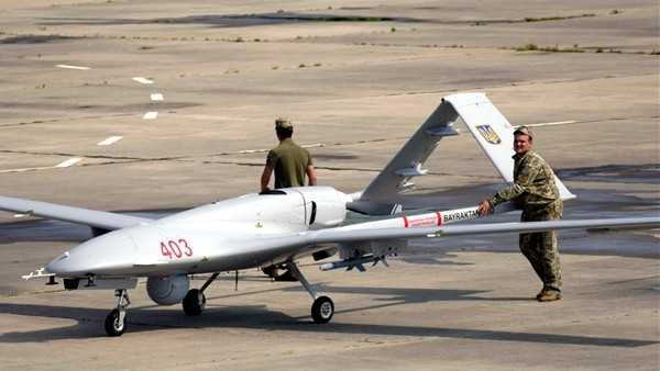 Come Back Alive đã đăng trên mạng xã hội rằng, họ đã mua một hệ thống UAV TB2 hoàn chỉnh bao gồm: hệ thống liên lạc trên không, thiết bị đầu cuối dữ liệu mặt đất, hệ thống nhận dạng bạn hoặc thù, một tổ hợp kiểm soát mặt đất di động và 3 UAV TB2. 