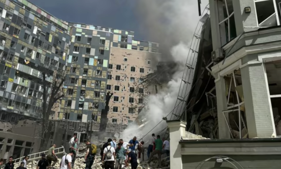 Tuy nhiên, Nga không đồng tình với tuyên bố của Kiev, cho rằng Quân đội Nga không tiến hành các cuộc tấn công vào dân thường, mà chỉ tấn công các mục tiêu có tiềm lực quân sự cao. Các tòa nhà dân cư và bệnh viện bị hư hại, là do tên lửa phòng không phóng ở Kiev “rơi xuống” và không liên quan gì đến tên lửa Nga.