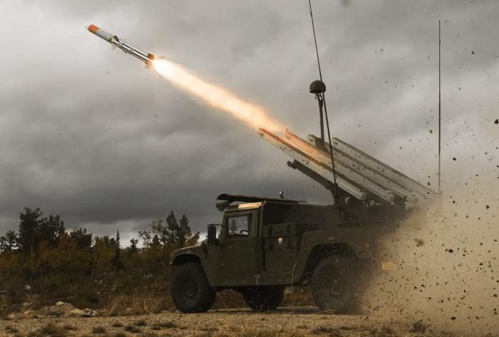 Thứ hai, mặc dù hệ thống phòng không mà Ukraine hiện sở hữu rất mạnh, nhưng hiệu quả của nó trên chiến trường là không khả quan. Do các hệ thống radar trinh sát và radar hỏa lực, của các tiểu đoàn tên lửa phòng không, không thể bật liên tục để tiến hành trinh sát mục tiêu, mà phần lớn là ở chế độ im lặng. 