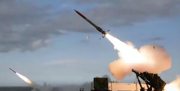 Tin vui đến với Ukraine, vào ngày 9/7 đã diễn ra Hội nghị thượng đỉnh NATO, Tổng tống Biden đã tuyên bố tại cuộc họp thượng đỉnh rằng, các nước phương Tây sẽ hỗ trợ hàng chục hệ thống phòng không cho Ukraine, trong đó có hệ thống Patriot mà Ukraine mong đợi. Đến năm 2025, Ukraine sẽ nhận được hàng trăm đạn tên lửa Patriot tầm xa.