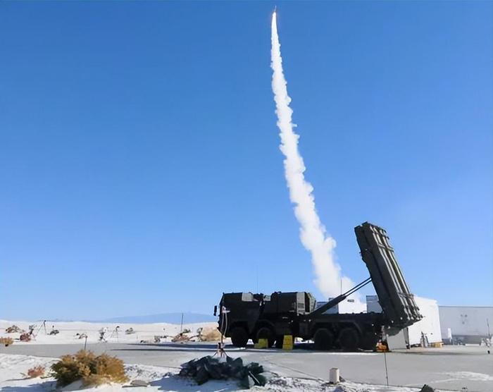 Ngoại trưởng Nga Lavrov chỉ ra rằng, NATO chắc chắn đang “đùa với lửa”, khi không có từ nào liên quan đến "hòa bình" trong tuyên bố này. Các nước phương Tây đang dần vượt qua điểm mấu chốt của chính mình, thậm chí còn có những nghi ngờ rằng, họ đang chuẩn bị tự mình chấm dứt nó. (Nguồn ảnh: TASS, CNN, Forbes, Reuters, Ukrinform).