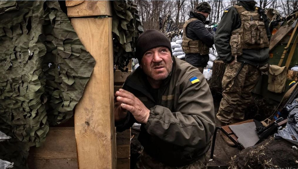 9. Cùng lúc đó, quân Nga chiếm làng Georgievka và tiếp tục tiến vào Maksimilyanovka nằm ở phía nam Krasnogorovka. Phía đông Krasnogorovka, các hoạt động của Ukraine trở nên khó khăn, do nơi đây là các hồ chứa nước. Do đó, việc rút lui về vùng ngoại ô phía tây bắc của Krasnogorovka là cách duy nhất để cứu mạng sống của quân Ukraine.