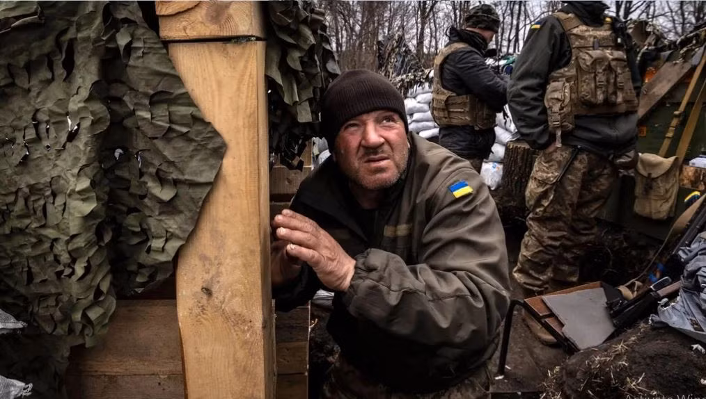 9. Cùng lúc đó, quân Nga chiếm làng Georgievka và tiếp tục tiến vào Maksimilyanovka nằm ở phía nam Krasnogorovka. Phía đông Krasnogorovka, các hoạt động của Ukraine trở nên khó khăn, do nơi đây là các hồ chứa nước. Do đó, việc rút lui về vùng ngoại ô phía tây bắc của Krasnogorovka là cách duy nhất để cứu mạng sống của quân Ukraine.