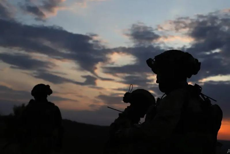 10. Liên quan tới việc tái chiếm Krasnogorovka, chỉ huy Lữ đoàn tấn công đường không 80 của Quân đội Ukraine đã từ chối nhiệm vụ chiếm lại thị trấn Krasnogorovka. Chỉ huy Lữ đoàn 80 nói rằng, Tướng Syrsky đã đặt ra một nhiệm vụ “bất khả thi” cho Lữ đoàn của ông.