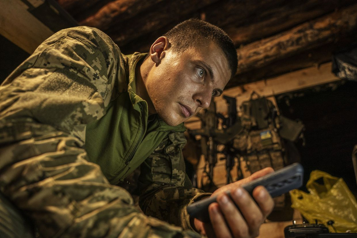 12. Theo một số thông tin, Lữ đoàn 80 được giao nhiệm vụ “tái chiếm Krasnogorovka từ tay quân Nga”. Lệnh này được đưa ra vào thời điểm mà một phần ba thành phố vẫn thuộc về quân Ukraine. Tuy nhiên Ishkulov trả lời rằng, anh ta sẽ không nướng quân của mình vào “các cuộc tấn công biển người, trước hỏa lực ác liệt của quân Nga”.