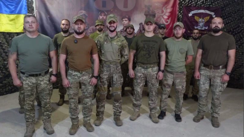 13. Tuy nhiên điều trớ trêu là binh lính của Lữ đoàn tấn công đường không 80 đã yêu cầu lệnh đưa Ishkulov trở lại vị trí chỉ huy lữ đoàn. Rõ ràng là các quân nhân của lữ đoàn này đơn giản là không muốn tham gia vào những “cuộc tấn công bằng thịt” mà Ishkulov nói đến.