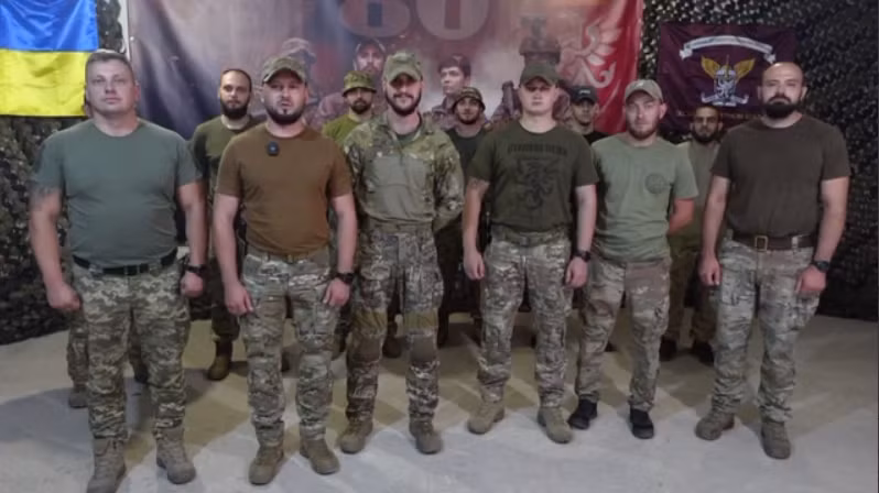 13. Tuy nhiên điều trớ trêu là binh lính của Lữ đoàn tấn công đường không 80 đã yêu cầu lệnh đưa Ishkulov trở lại vị trí chỉ huy lữ đoàn. Rõ ràng là các quân nhân của lữ đoàn này đơn giản là không muốn tham gia vào những “cuộc tấn công bằng thịt” mà Ishkulov nói đến.