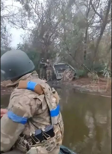 Điều tương tự là ý định chiến đấu của quân đội Ukraine và quân đội Liên Xô đều bị đối thủ biết trước. Trong nhiều tháng, nhiều đơn vị của Ukraine được triển khai ở khu vực hậu cứ bên tả ngạn Kherson đã tăng cường huấn luyện, làm quen với trang bị, tích trữ đạn dược, v.v. nhưng đều không thoát khỏi sự theo dõi của quân đội Nga. 