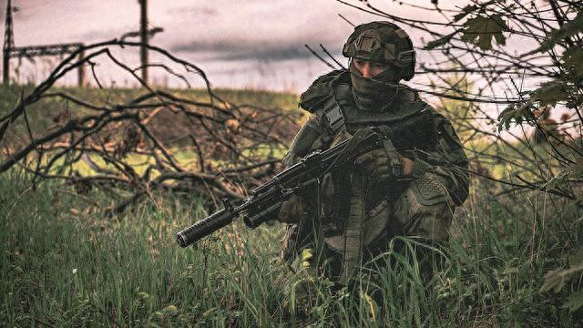 Vào ngày 17/10, quân đội Nga đã điều động UAV tấn công nhóm chiến đấu Ukraine đang cưỡng bức vượt sông Dnieper. Tuy nhiên, vẫn cần phải chỉ ra rằng, với tiền đề là hiểu rõ ý đồ của đối phương, việc Nga để quân Ukraine tiến hàng trăm mét trong thời gian rất ngắn, đây rõ ràng là một thất bại lớn. 