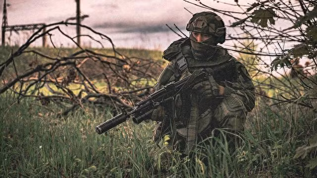 Vào ngày 17/10, quân đội Nga đã điều động UAV tấn công nhóm chiến đấu Ukraine đang cưỡng bức vượt sông Dnieper. Tuy nhiên, vẫn cần phải chỉ ra rằng, với tiền đề là hiểu rõ ý đồ của đối phương, việc Nga để quân Ukraine tiến hàng trăm mét trong thời gian rất ngắn, đây rõ ràng là một thất bại lớn. 