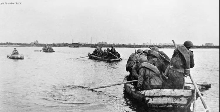 Mặc dù quân đội Liên Xô nhận thức được sự khó khăn khi vượt sông Dnepr, nhưng lại không xây dựng kế hoạch đánh chiếm đầu cầu sát đúng với tình hình. Vì vậy, đơn vị đầu của Liên Xô đã đến bờ đông sông Dnepr sớm hơn, sau đó mới là lực lượng cầu phao và các nhóm thiết giáp, rồi các đơn vị bảo đảm. 