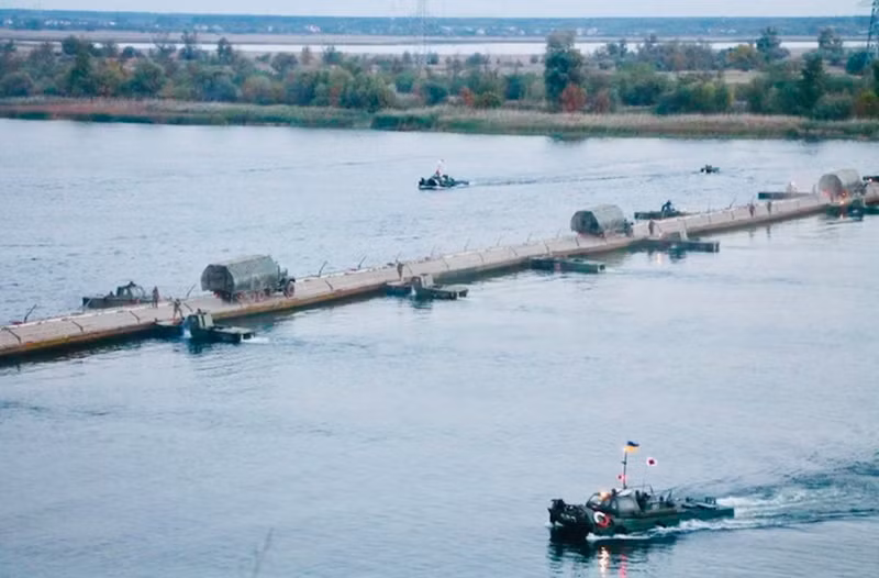 Cũng xét về điều kiện địa hình, do sông Dnieper thấp ở phía đông và cao ở phía tây, nên so với quân đội Liên Xô, điều kiện cơ bản để quân đội Ukraine mở cuộc tấn công qua sông tốt hơn rất nhiều.