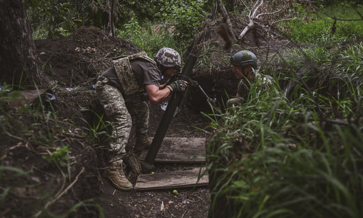 Tính đến thời điểm hiện tại, quân Nga vẫn đang giao tranh ác liệt với một số nhóm chiến đấu của lực lượng đổ bộ Ukraine ở rìa hữu ngạn sông Dnepr. Trong quá trình này, quân Ukraine sử dụng súng cối và radar chống pháo, được triển khai ở các khu vực gần và sâu bên tả ngạn sông Dnepr để chi viện hỏa lực cho lực lượng phản công. 