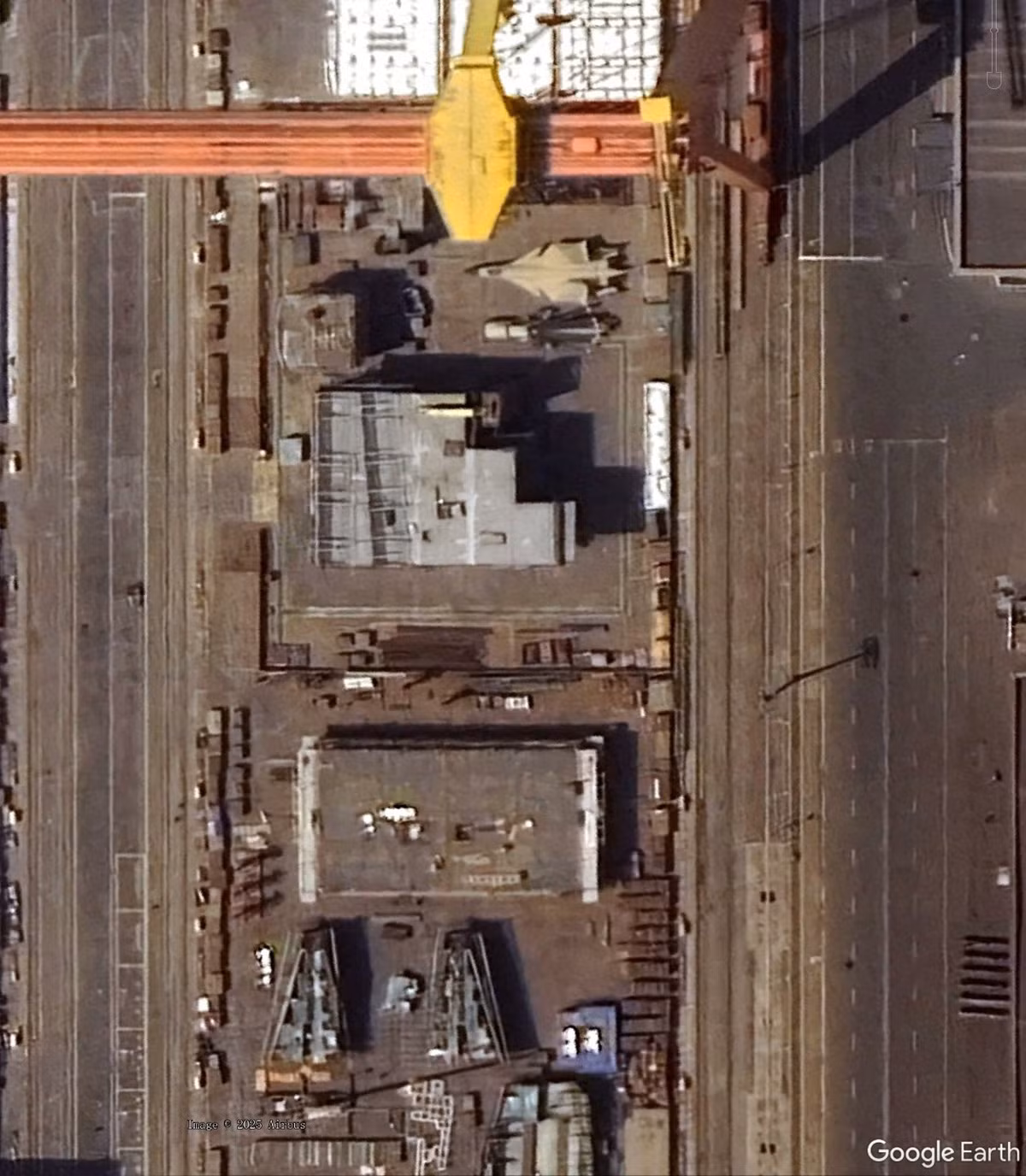 Những nghi ngờ về việc Trung Quốc đang đóng tàu sân bay thứ tư, chính là các bức ảnh chụp từ vệ tinh cho thấy một mô-đun sàn bay; điều này cho thấy, đây có thể là một mô-đun thử nghiệm; tức là việc cắt thép đặt ky con tàu có thể vẫn chưa bắt đầu. Theo các chuyên gia trong lĩnh vực này, hình ảnh thực sự cho thấy một mô-đun thử nghiệm, nhưng theo những người khác, thì không phải vậy.