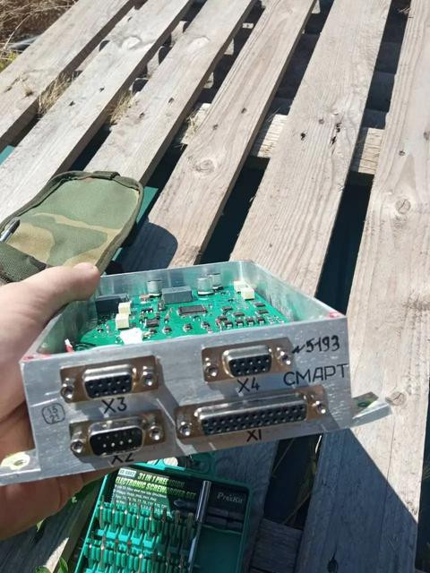 Hơn nữa, vào cuối tháng 9, một thiết bị GLONASS/GPS tương tự do Nga sản xuất (do công ty VNIIR-Progress (một phần của ABS Electro) phát triển hơn 10 năm trước), đã được phát hiện trên một trong những UAV tự chế của Ukraine bị bắn rơi.