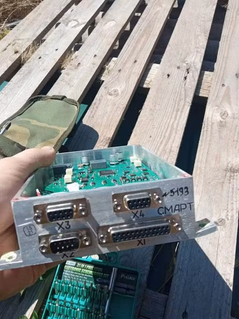 Hơn nữa, vào cuối tháng 9, một thiết bị GLONASS/GPS tương tự do Nga sản xuất (do công ty VNIIR-Progress (một phần của ABS Electro) phát triển hơn 10 năm trước), đã được phát hiện trên một trong những UAV tự chế của Ukraine bị bắn rơi.