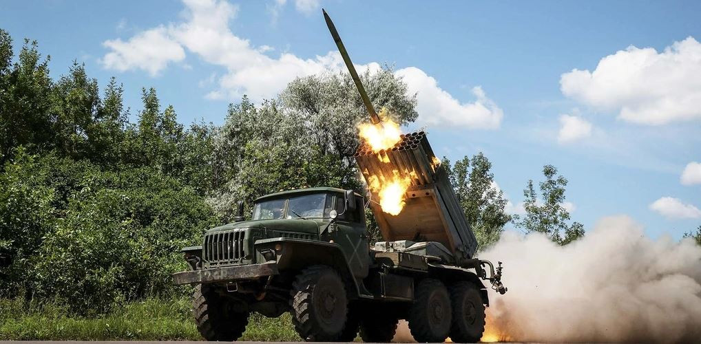 Sau cuộc tấn công ác liệt do Quân đội Nga phát động, Quân đội Nga liên tục phóng tên lửa tầm xa và bom lượn có điều khiển để thực hiện các cuộc tấn công bão hòa bằng hỏa lực. Trên thực tế, một số lượng lớn các vị trí phòng thủ của Quân đội Ukraine đã ngay lập tức bị phá hủy và không thể tiếp tục chiến đấu.