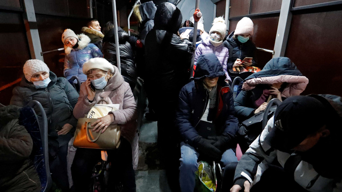 Vừa qua, ông Filashkin, thống đốc khu vực Donetsk Oblast do Quân đội Ukraine kiểm soát, đã bắt đầu liên tục kêu gọi người dân Ukraine còn lại đi sơ tán, đồng nghĩa với việc một cuộc chiến tại khu vực này sắp bắt đầu. (Nguồn ảnh: Kyiv Independent, Ukrinform, CNN, Sputnik).