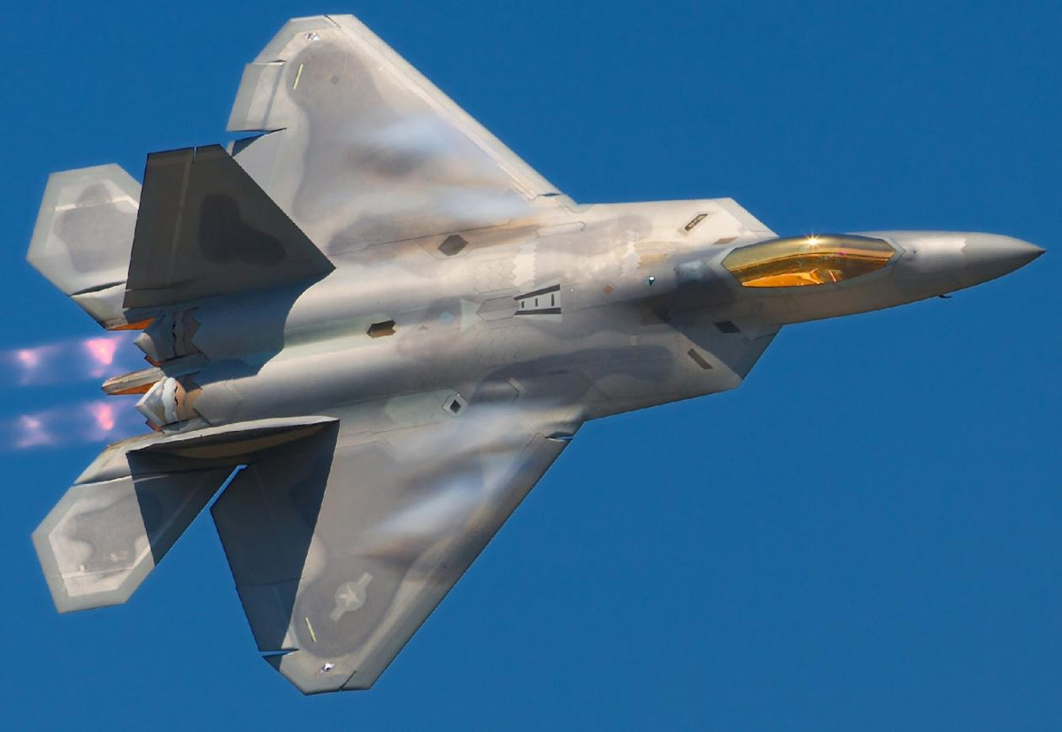 Đa số cho rằng F-22 sẽ không chiến đấu với F-35 hoặc bất kỳ nền tảng tàng hình nào khác có khả năng tương tự trong tương lai gần. Nhưng đối với ngay cả phiên bản mới nhất của Flankers, Fulcrums, Gripens, Typhoons, Rafales, Hornets, Eagles, Tejas, Thunder ... F-22 vẫn có một lợi thế lớn giúp che lấp đi các điểm yếu của mình.