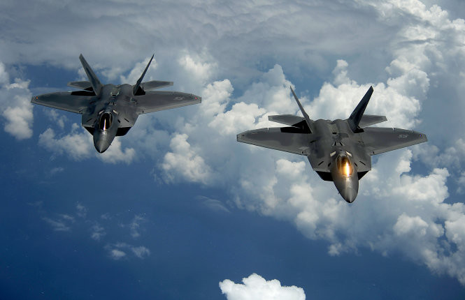 F-22 được kỳ vọng sẽ giành chiến thắng trong các cuộc không chiến, nhưng nó vẫn có thể sẽ bị tổn thất nghiêm trọng nếu như hậu phương của nó bị đánh phá nặng nề làm mất khả năng phục vụ và duy trì thường xuyên. Điều này có nghĩa là máy bay chiến đấu F-22 trên thực tế chỉ nhỉnh hơn các đối thủ cạnh tranh của nó trong điều kiện "hoà bình".