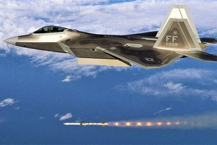 F-22 Raptor không có phần cứng phù hợp để trang bị tên lửa AIM-9X. Hiện mới có 1 chiếc F-22 được nâng cấp để trang bị loại tên lửa này và phi đội Raptor đã bắt đầu sử dụng một chiếc để thử nghiệm vào năm 2021. Ngoài ra, những cải tiến mới cũng giúp máy bay cải thiện khả năng nhận thức tình huống bằng cách đưa thông tin hiển thị đến mũ bảo hiểm khỏi màn hình HUD.