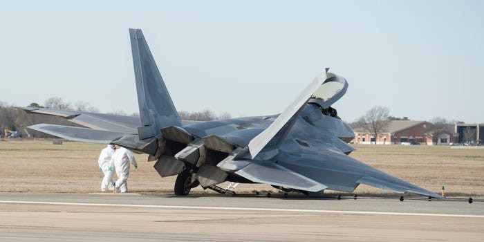 Một phi đội chiến đấu cơ F-22 thường chỉ sẵn sàng hoạt động với 60% lực lượng tại bất kỳ thời điểm nào, 40% những chiếc F-22 còn lại thường được lên lịch nằm ở căn cứ để bảo trì.