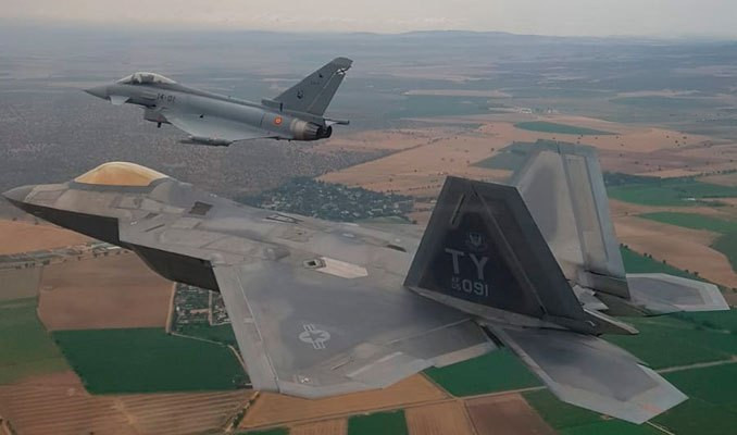 Các chuyên gia quân sự đánh giá rằng, chi phí hoạt động của 60 chiếc F-22 Raptor tương đương với chi phí và mức phần trăm hoạt động trên không của 150 chiếc Eurofighter.