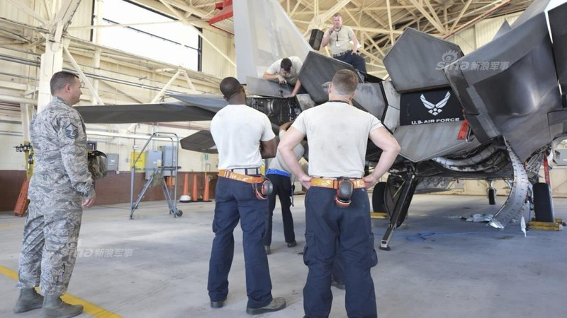 Đầu tiên là chi phí và khả năng trực chiến. Để F-22 hoạt động được như vậy, lực lượng phục vụ mặt đất phải thực hiện sửa chữa và bảo dưỡng cao hơn mức mà bất kỳ máy bay chiến đấu nào khác cần (trừ chiếc B-2).